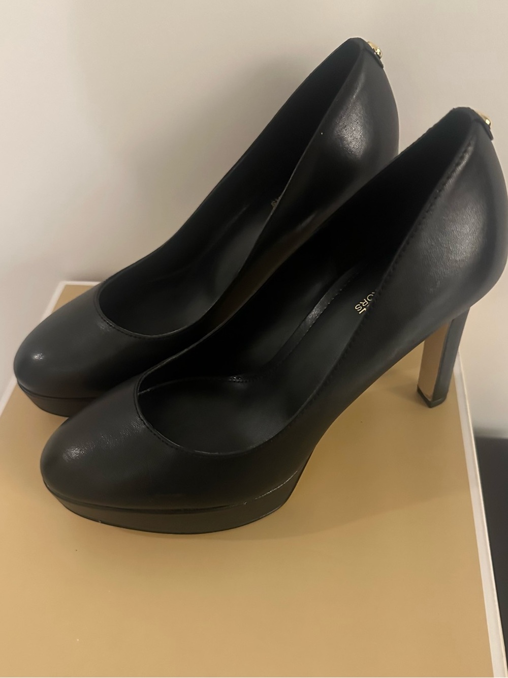 Michael Kors Chantal Black Leather Platform Pumps Size 5M